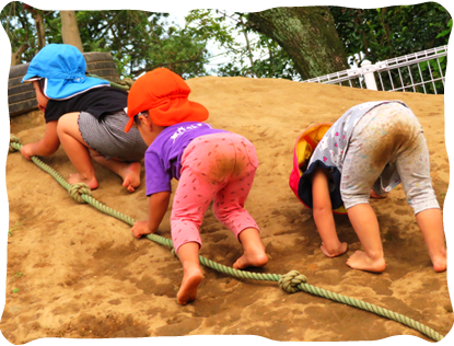 遊ぶ子どもたち